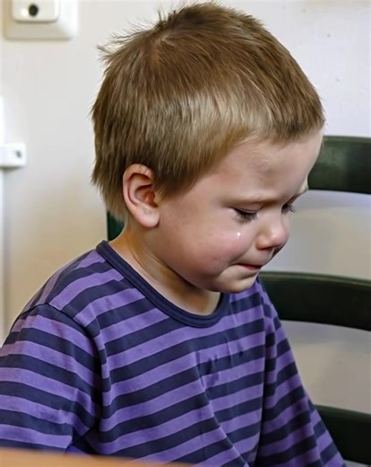 Un petit garçon a été maltraité par ses parents et ils l'ont donné à l'adoption, mais le premier jour, il est allé chez les nouveaux parents et leur a remis une lettre. 😢🙏Ce qu'il écrit est déchirant : - Découvrez la lettre déchirante dans le premier commentaire 👇👇👇 | Smile Code