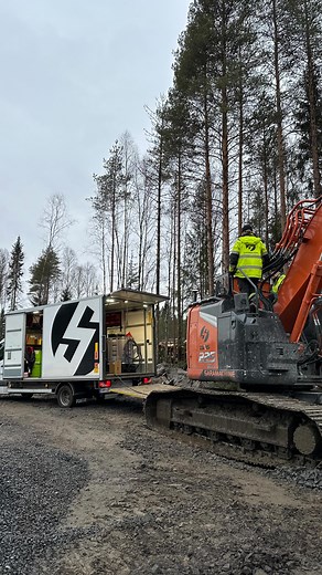 Kenttähuollolla koneet kuntoon missä ja milloin vaan 🔧 Videolla Mikko hoitaa kaivinkoneen huollon suoraan työmaalla: ✅ öljynvaihto ✅ suodattimen vaihto ✅ uusi lasi kaivinkoneeseen Saramachinen huoltoauto kulkee mukana siellä missä koneetkin – nopeasti paikalle niin pienissä huolloissa kuin yllättävissä tilanteissa. 💪🚐 🎥 Katso videolta miten homma hoituu! #saramachine #infra #infrarakentaminen #maanrakennus #yrittäjyys #saramachineoy #rakentaminen #infrastructure #maarakentaminen #näppärinkan