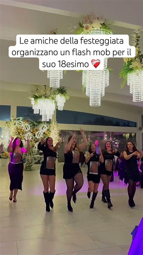 Le amiche della festeggiata organizzano un flash mob per il suo 18esimo ❤️‍🩹