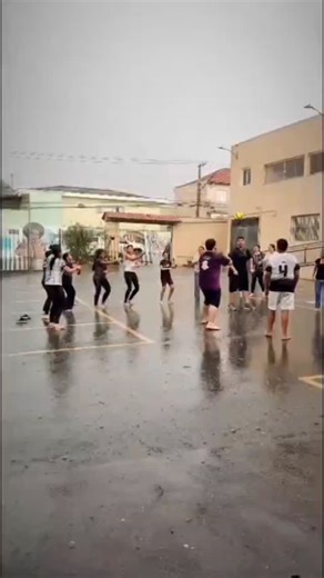 Enquanto o mundo vive a folia, nós escolhemos viver a alegria que vem do Céu! 🎉✨ A nossa Tarde de Carnaval do Grupo de Jovens, foi um momento preparado com muito carinho, animação e a presença de Deus! Foi uma tarde de muita música, brincadeiras, partilha, amizade e aquela energia contagiante que só a juventude que ama a Cristo tem! 💛 Aqui a alegria não acaba, porque ela nasce no coração que tem fé. Aqui a festa é diferente… é com propósito, é com união, é com Deus no centro! | Paróquia Espíri