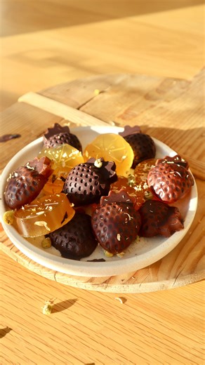 I’ve been riding the sleepy gummy train hard at the moment 🚂 💤 For the recipe comment ‘SLEEP’ & we will send it to your DMs 💛 How is chamomile helpful for sleep? 1. Contains Apigenin Chamomile is rich in an antioxidant called apigenin, which binds to specific receptors in the brain that help decrease anxiety and initiate sleep. It promotes a deep sense of calm and relaxation which is of course perfect before bed. 2. Mild Sedative Effect This gentle herb has natural sedative properties that ea