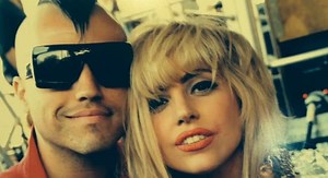 Clip de "First Things First" : Neon Trees fait le bilan et pose avec Lady Gaga