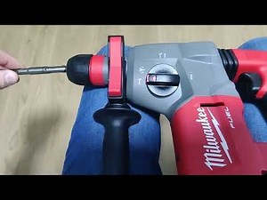 How to Change & Lock a Drill Bit on a Milwaukee Hammer Drill chx-o M18 | החלפת מקדח בפטישון מילווקי