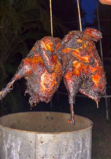 Délicieux poulet laqué et riz fumé aux épices malgaches 🍗🍚🌿
