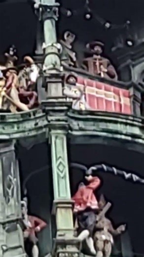 Munich’s famous Glockenspiel in action