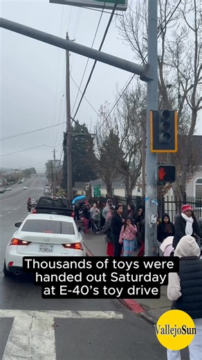 Over a thousand toys were given Saturday in South Vallejo’s 3rd annual E-40 Toy Drive, a charity event put on by various local businesses and individual benefactors with the help of more than 60 volunteers. By 10 a.m., families had already lined up on Lemon Street and up Sonoma Boulevard waiting to enter the Shiloh Church parking lot, where thousands of toys awaited. Each child that came received a toy — from dolls, to footballs to remote controlled drones — and every family a bicycle. Larger ra