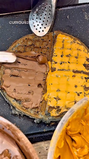 BLACK CHARCOAL CRISPY WAFFLE 🧇! Unique Street Dessert at Kuala Lumpur Night Market 🇲🇾