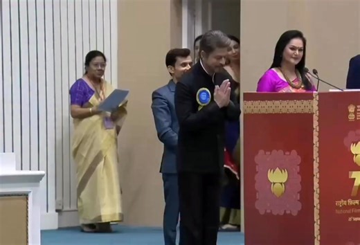 The Magic Moment i Shah Rukh Khan received the Best Actor award at the 71st #NationalAwards #bollywood #everyone | Bollywood Reporter
