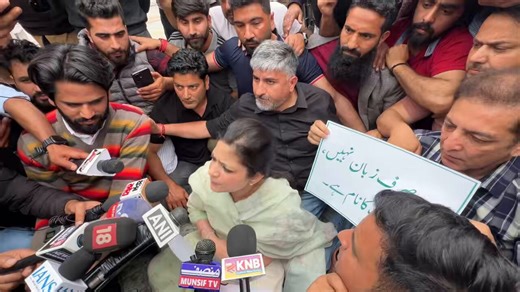 Party leader @IltijaMufti_ protests in Srinagar, slams govt for diluting Urdu’s mandatory role in revenue records.
