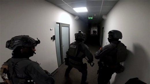 Un bureau a été démantelé après avoir créé 49 millions de faux comptesÀ l’intérieur : 1 200 SIM box et 40 000 cartes SIM pour des fraudes à grande échelle en Europe7 personnes géraient tout, avec plus de 800 000 $ saisis 😳