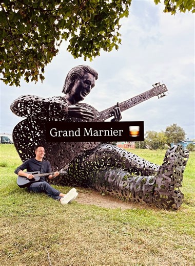 🎶 Voici ma toute première prestation live de « Grand Marnier » ! 🔥 À l’Île d’Orléans… bien accompagné par le père de la chanson québécoise ⚜️ 🎸 Ma nouvelle chanson est disponible sur toutes les plateformes 👉🏻 bfan.link/grand-marnier 💛 Que pensez-vous de cette chanson? J’ai hâte de vous lire dans les commentaires! . . . #GrandMarnier #NouvelleChanson #LiveMusic #ChansonQuébécoise #FolkQuébécois #ÎleDOrléans #ÉtienneDrapeau #MusiqueFrancophone #ChanteurQuébécois #PerformanceLive #Musique2025