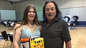 These high school grads gifted their bus driver a quilt