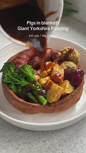 Pigs in blankets Giant Yorkshire pudding 🥵 If you’ve got to choose one of my festive recipes so far it’s got to be this bad boy!! A giant Yorkshire pudding filled with a huge pigs in blanket, crispy potatoes, stuffing balls and lashing of gravy 😮‍💨 Macros 651 calories 40gP / 22gF / 71gC Serves: 2 Shopping list ✍️ - 6 reduced fat sausages - 4 streaky bacon rashers - 1 potato, diced into big cubes - 1 tsp garlic granules - 1 tsp mixed herbs - 33g sage & onion stuffing mixed with 40ml boiling wa
