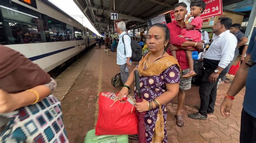 आईसोबतचा खास वंदे भारत प्रवास 🚄✨ कणकवली ते दादर या सुंदर Konkan Railway Route वरून Goa To Mumbai Vande Bharat Express मधला आमचा प्रवास अनुभव! या प्रवासादरम्यान दिसणारा निसर्ग, ट्रेनमधील आरामदायी सुविधा, आणि खास क्षण या व्हिडिओत पाहायला मिळतील. 👉 जर तुम्ही Konkan Railway वरून Vande Bharat ने प्रवास करण्याचा विचार करत असाल, किंवा तुम्ही Mumbai To Goa Vande Bharat किंवा Goa To Mumbai Vande Bharat Train Journey करणार असाल, तर हा व्हिडिओ नक्की पहा! #VandeBharat #KonkanRailway #TravelVlog #GoaToMumb