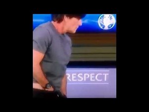 Jogi Löw's Hand im Schritt. Was macht er danach?/Joachim Löw touchs his balls.What does he do then?