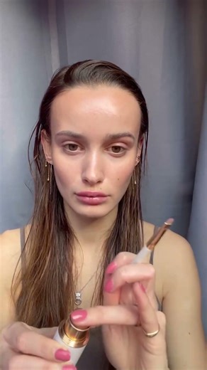 Model makeup tutorial by Iris Viccy