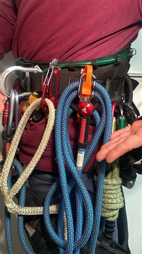 Josua Hundertmark on Instagram: "Tame the chaos DE/EN below… Die Nessie von @isc_wales und @jasonklimbs bringt endlich Ruhe in etwas, das jede und jeder von uns kennt. Lose Kurzsicherung, die baumelt, hängen bleibt, stört und den Kopf unnötig beschäftigt. Nessie hält den Überschuss sauber am Gurt. Sitzt sicher. Ist mit einem einzigen Zug bereit. Kein Gefummel. Weniger Risiko. Mehr Fokus im Baum. Für mich ist gutes Seilmanagement nicht nur Komfort, sondern ein Teil echter Sicherheit. Und manchmal