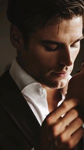 Non mi sarei mai aspettata di incontrare un uomo come Dominic Baine. Miliardario. Spietato. Ossessionato. Il tipo di uomo che non chiede — prende. Fra due settimane perderò tutto: il mio appartamento, la mia arte, l’ultimo briciolo di speranza. Così, quando arriva l’occasione di fare la house-sitter in uno degli edifici più esclusivi di New York, non posso rifiutare. È la mano tesa di cui ho disperatamente bisogno. È lì che lo incontro. È potente, bellissimo, e abituato a ottenere sempre ciò che