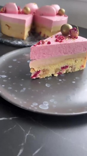 Lækker og fin moussekage til enhver lejlighed 😍 Kagen består af en blondie med hindbær og valnødder, saltkaramel ganache og hindbærmousse. Få opskriften her: https://metteskuttercakes.dk/nytaarskage-med-hvid-chokolade-karamel-og-hindbaer/ #kage #opskrift #howto #stepforstep #cake #recipe #cakedecorating #mousse