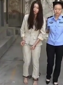 中国美女死囚戴手铐脚镣被女警察押送 The beautiful Chinese female death row inmate is escorted by female police officers while wearing handcuffs and ankle restraints.#女囚 #shackles #handcuffs #女犯 #femaleprison #美女