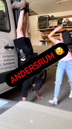 Handstand, Holz & Hinternklatscher – ganz normaler Zimmererhumor! 🪵⚒️😄 Ihr kennt das doch: Da steht der coolste Zimmerer einfach so rum… und plötzlich zuckt die Hand aus – Klatsch! 🍑 Aber keine Sorge: Bei uns auf der Baustelle gibt’s nicht nur Holz, sondern auch Humor! 😅 Das Video ist natürlich nur Spaß – wir lachen gern, vor allem miteinander! 🤝 Denn: Zimmerei ist mehr als nur Balken, Schrauben und Nägel – es ist Teamgeist, Respekt und manchmal halt ein Holzhammer-Witz! 🛠️ Also, habt ihr 