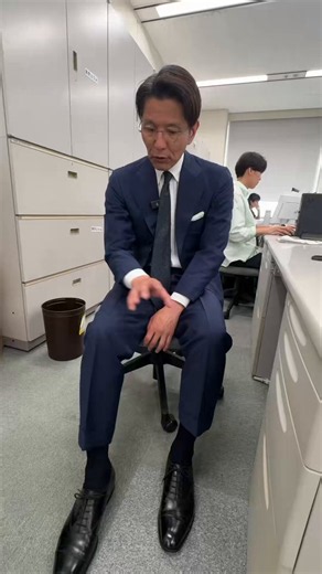 【新社会人必見】迷ったら、この一足。ビジネスシューズの基本の基ビジネスシューズにはさまざまな種類があり、結局どれを選べばいいのか悩む方も多いはず。 しかし、最初の一足として選ぶべきモデルは意外とシンプルです！今回は、新社会人から寄せられた質問をもとに、萩山自身が15年前に購入し、今なお愛用し続けている「基本の基」ともいえるビジネスシューズをご紹介します。最初の一足を探している方はもちろん、革靴選びで迷っている方も、ぜひ最後までご覧ください！#ビジネスシューズ #スーツ #ビジネススタイル #革靴 #ストレートチップ