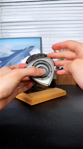 𝗧𝗲𝗰𝗵𝗻𝗼𝗹𝗼𝗴𝘆 | 𝗜𝗻𝗻𝗼𝘃𝗮𝘁𝗶𝗼𝗻| 𝗚𝗮𝗱𝗴𝗲𝘁𝘀 | This Wankel Engine Model beautifully combines art and engineering, giving a hands-on look at one of the most innovative engine designs in... | Instagram