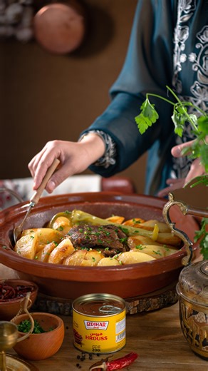 Sarah Bencharif on Instagram‎: "⁨ ⁨ ⁨ ⁨ ⁨ ⁨ ⁨ ⁨ ⁨ سلسة الأكلات الجيجلية الوصفة الخامسة عشرة: راڨو دي بطاطا باللحم وصفتنا اليوم قديمة بزاف، وكاين لي يعيّطولها المرقة دي بطاطا، كل واحد وكيفاش يسمّيها. هذه الذكرى عزيزة بزاف عليّا، كانت الجدة تاعي الله يرحمها توجّهالنا بكل حب. اليوم ‪‪‪‪‪‪‪‪‪@izdihar‬‬‬‬‬‬‬‬‬ حبّوا يشاركوني فيها، هي من الوصفات السهلة بزاف في التحضير، تتوجد في الفرح والقرح، ويتأخّروا عليها حباب الدار. المكوّنات: لحم بقري (كيلو أو أكثر) بطاطا حسب عدد الأفراد زيت ملح فلفل أسود فلفل أحم