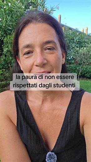 Il rispetto in classe si guadagna sul campo. Quando gli studenti riconoscono nel docente una guida sicura a cui potersi affidare lo fanno con serenità. Pensare che questo si ottenga con atteggiamenti di chiusura, rigidità o incutendo paura è uno dei fraintendimenti più controproducenti nella pratica didattica. La soggezione e il terrore non sono rispetto reale, sono una parvenza di ordine che nulla ha a che vedere con una relazione educativa efficace. #ipsiastyle #rispetto #sicurezza #rigidità