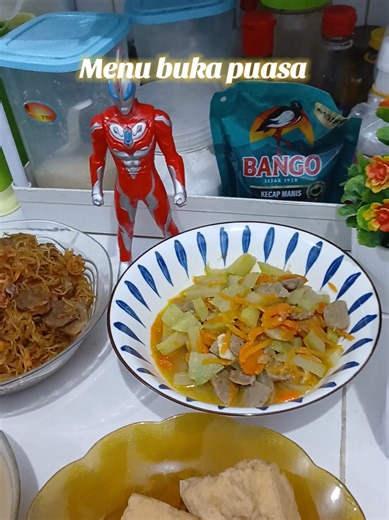 menu buka puasa 1. bihun goreng (always ✨️) 2. tumis labu wortel bakso 3. kolak 4. tahu bkso kukus 5. papi (paya pisang) #creatorsearchinsights #menubukapuasa