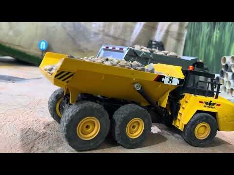 "مجنون!️ سباق شاحنات قلابة للتحكم عن بُعد لنقل الأحجار 💪🚛 من الأسرع؟ 😱🔥"