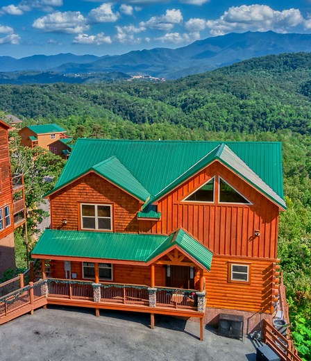 🏔️ Escape to the Grand Mountain View Cabin! 🏡✨ Your dream Smoky Mountain getaway starts here—just minutes from Pigeon Forge, Gatlinburg, Dollywood, and the Great Smoky Mountains National Park! 🛏️ Sleeps 16 guests 🛁 5 Bedrooms | 5.5 Baths 🎬 Private Theater Room 🎮 Game Room Fun for All Ages 💦 Indoor Pool & Hot Tub 🌄 Spectacular Mountain Views Whether you’re planning a family reunion, vacation with friends, or a peaceful retreat, this luxury cabin has everything you need to make unforgettab