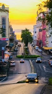 Lahad Datu merupakan tempat pertama di Malaysia yang menyaksikan matahari terbit kerana kedudukannya sebagai titik paling timur negara. Oleh itu, ia menjadi lokasi yang ideal untuk melihat fajar awal. Untuk makluman semua, kawasan Tanjung Atiam di Tambisan adalah tempat paling awal menerima cahaya matahari.❤️ 📌Sunrise Lahad Datu 13 Dec 2025 😍 #LahadDatu #lahaddatuphotography | Lahad Datu Photography