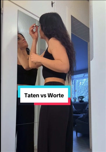 Ich war jung und ein einzelner Satz konnte mein ganzes Herz berühren. „Du bist nicht wie die anderen Mädchen.“ Ich weiß noch genau, wie besonders ich mich in diesem Moment gefühlt habe. Als hätte jemand etwas in mir gesehen, was sonst niemand sieht. Ein paar Wochen später habe ich denselben Satz unter dem Bild eines anderen Mädchens gelesen. Und ich erinnere mich noch an dieses Gefühl in meinem Bauch. Dieses kurze Ziehen.Diese leise Frage in meinem Kopf, ob ich doch gar nicht so besonders war. D