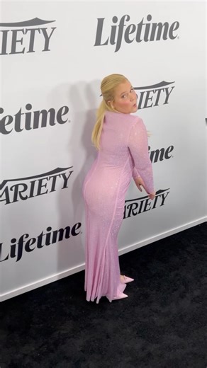 @amyschumer arrives on the red carpet in a pink look, including a pair of matching pointed-toe kitten heels, @variety Power of Women in New York. 🎥: @andre_claudio1 | Footwear News