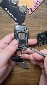 Mnogi idu kod majstora za ovo i daju pare da im se zamijeni baterija na ključu. A stvarno nema potrebe, možete sve sami da uradite. Bitno je da kupite samo kvalitetnu bateriju. Samo ne uzimajte baterije na buvljacima, pijacama i sl. Već originalne, kvalitetne i ključ će raditi sigurno pet godina bez promene baterije. P.s. baterija je nova, zato nisam skidao foliju jer je princip bitan kako se mijenja. Vratio sam staru bateriju. . #zamena #kljuc #škoda #auto #baterija #uradisam #domace #balkan #s