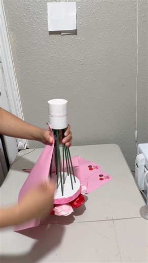 Cómo ponerle papel coreano a un ramo de rosas eternas #ramo #rosaseternas #papel #tutorial | Dian Rosas Eternas y más.