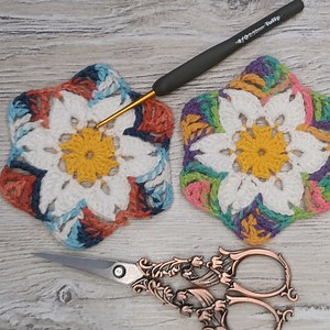 Oh my god 😱these are amazing😍hexagonal daisies!!! 👌easy to knit different motif making💯💯 | Knitting