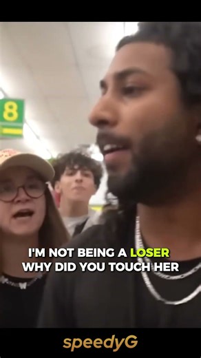 yelling in stores prank / credit: Fique #funny #prank