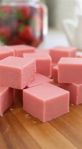Get ready for the creamiest, melt-in-your-mouth Strawberry Fudge that uses real fruit for a concentrated flavor explosion! 🍓✨ 🛒 Ingredients : 3 Cups (510g) Premium white chocolate chips 1 Can (14 oz/397g) Sweetened condensed milk 1/2 Cup (120g) Fresh strawberry puree 1/2 Teaspoon Vanilla extract 1 Pinch Fine sea salt 👩‍🍳 Easy Steps : 🥣 Prepare the Reduction - Simmer the strawberry puree in a small saucepan over medium-low heat for 8 to 10 minutes, stirring constantly, until it reduces to ab