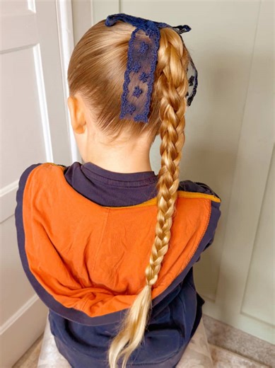 Lets try a new braid together 💜 Giving the 3D braid a go 😍 It’s very simple split into three pieces, split the outside piece into two and pull through the middle piece to the outside. Then all you have to do is alternate sides all the way down ⬇️ ❤️❤️ #braids #3dbraid #hairstyle #tutorial #hairtutorials