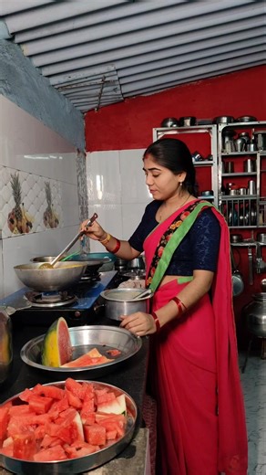 Garmi ke Dino me pani wali chije Jada khana chahiye #marriedlife #dailyvlog #ytshorts