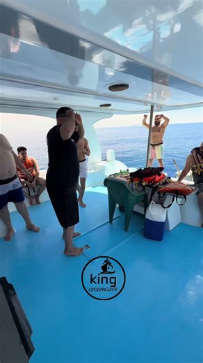 King 👑 لإيجار اليخوت 🛥في العين السخنة 📍بتوفرلك رحلة من 6 صباحاً حتي 4مساءاً في وسط المياه مدة الرحلة 11 ساعة و تقدر تبات في المياه اليخت 🛥بيكون شامل التالي : ⁃ 2 غرف ⁃ ٨ سراير ⁃ حمام او 2 ⁃ مطبخ ⁃ عدة صوت🔊🎵 (sound system ) تعمل بفلاش او AUX او بلوتوث طاقم المركب : افضل خدمه ⁃ الريس ⁃ الطباخ لو عايز تنزل المياه 🤿متاح لايف جاكيت وا عومات 🛟فري مع اليخت وتقدر تصتاد او تعمل سنوركلينج ومعاك طقم مركب محترف في خدمتكم طوال الرحله لو عايز تشوي🍗🍔 علي المركب الشوايه متاحه علي اليخت 🛥 و حضرتك تجيب