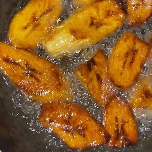 How do you like plantains I like them brown and sweet 🥰😋👉🏾 Repost from @cookingwithtelly Plantain, believed to have originated in southeast Asia refers to the cooking banana, cultivars of the banana plant, which produces an edible fruit that is full of starch and rarely eaten raw. Though similar in appearance, the two banana varieties are typically used in very different ways. Usually, in many cultures where this fruit is a staple diet, it is boiled, fried, or cooked while green due to the s