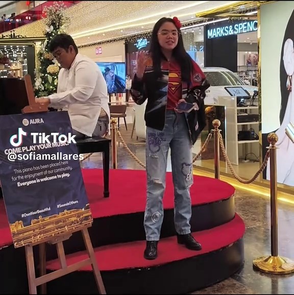 Surprising Random Singing Performance at the Mall