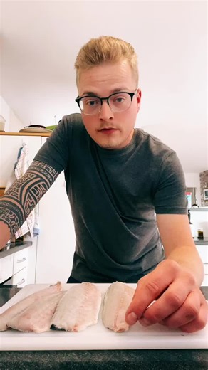 Wolfsbarschfilet - Safransauce - Spargel - Basmati #fisch #fischlover #loupdemer #wolfsbarsch #slowcooking #crispyskin #foryoupage