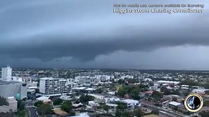 Check out this shelf cloud & incoming storm approaching Mooloolaba QLD. Captured by HSC Contributor Jackie Tennyson at 4.25pm today. Have you captured something extraordinary? Contact us by message to share your weather report. Subscribe to our detailed forecast maps at www.higginsstormchasing.com/higgins-storm-chasing-membership/ Media licensing available via Severe Weather Australia | Higgins Storm Chasing
