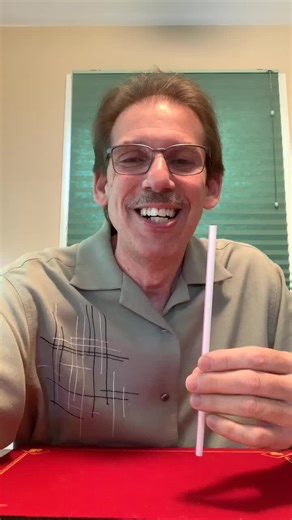 #magic The miracle of the floating straw!! How does he do dat? I’ll never tell!! Lezzzzzgo!!!🎩😃