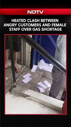 Chaos As Heated Clash Between Angry Customers And Female Staff Erupts Over Gas Shortage In Nagpur