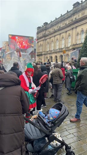 The street performers are bringing the streets to life ahead of the switch on. | Discover Blackburn